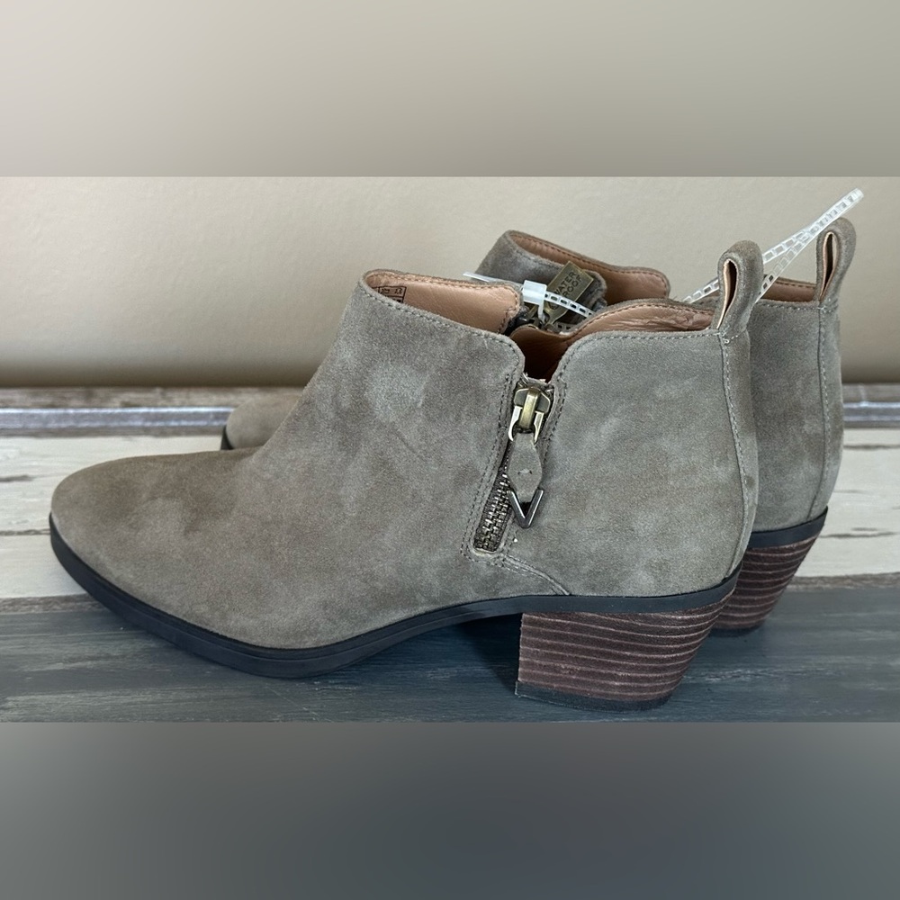 New w/ Imperfections Vionic Waterproof Suede Ankle‎ Boots - Size 6.5 Retail $150
